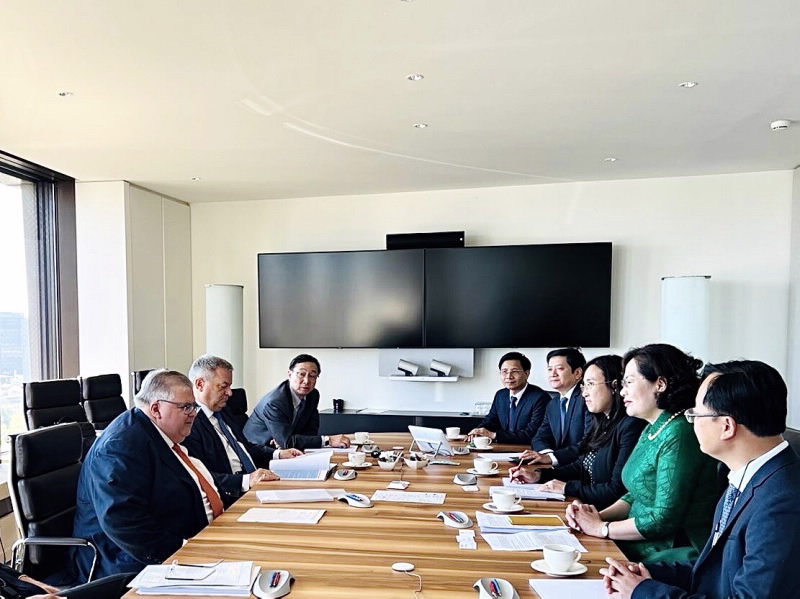 Governor Nguyen Thi Hong meets BIS General Manager