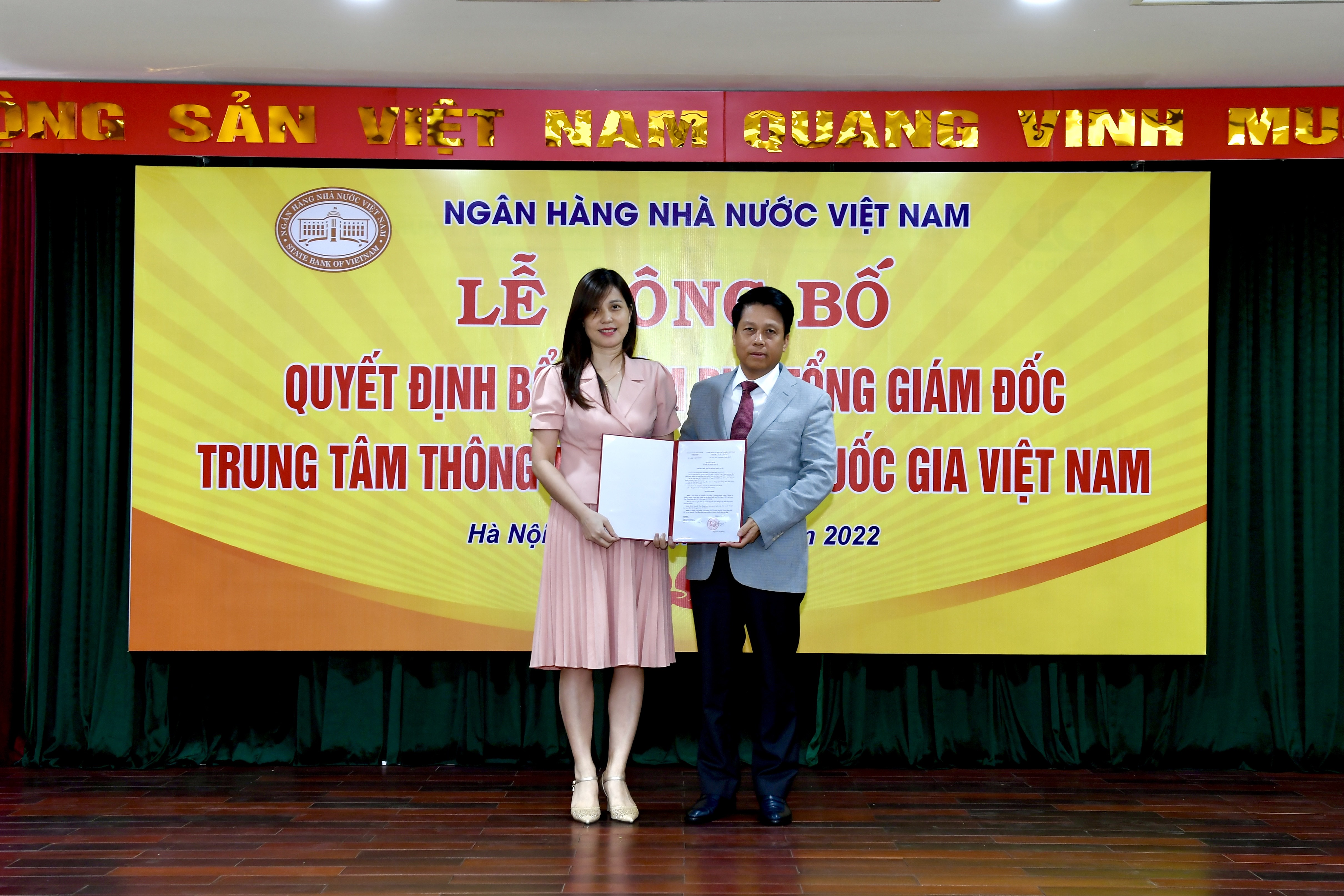 SBV Deputy Governor Pham Tien Dzung hands over the Appointment Decision of Deputy General Director of the CIC to Ms. Nguyen Thu Hang.
