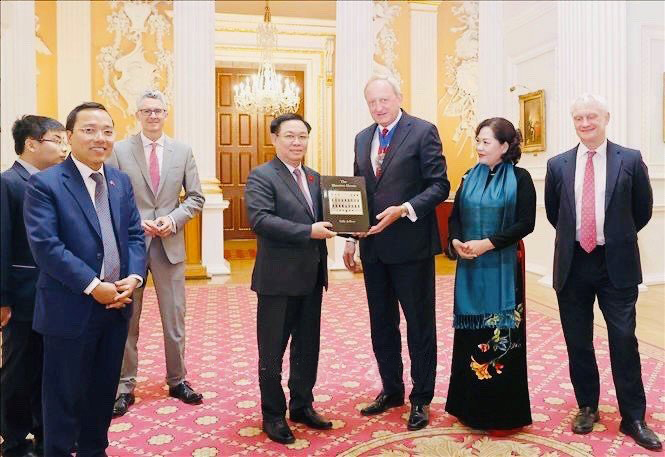 SBV Governor Nguyen Thi Hong joined the NA Chairman in a meeting with the Acting Mayor of London Financial District.