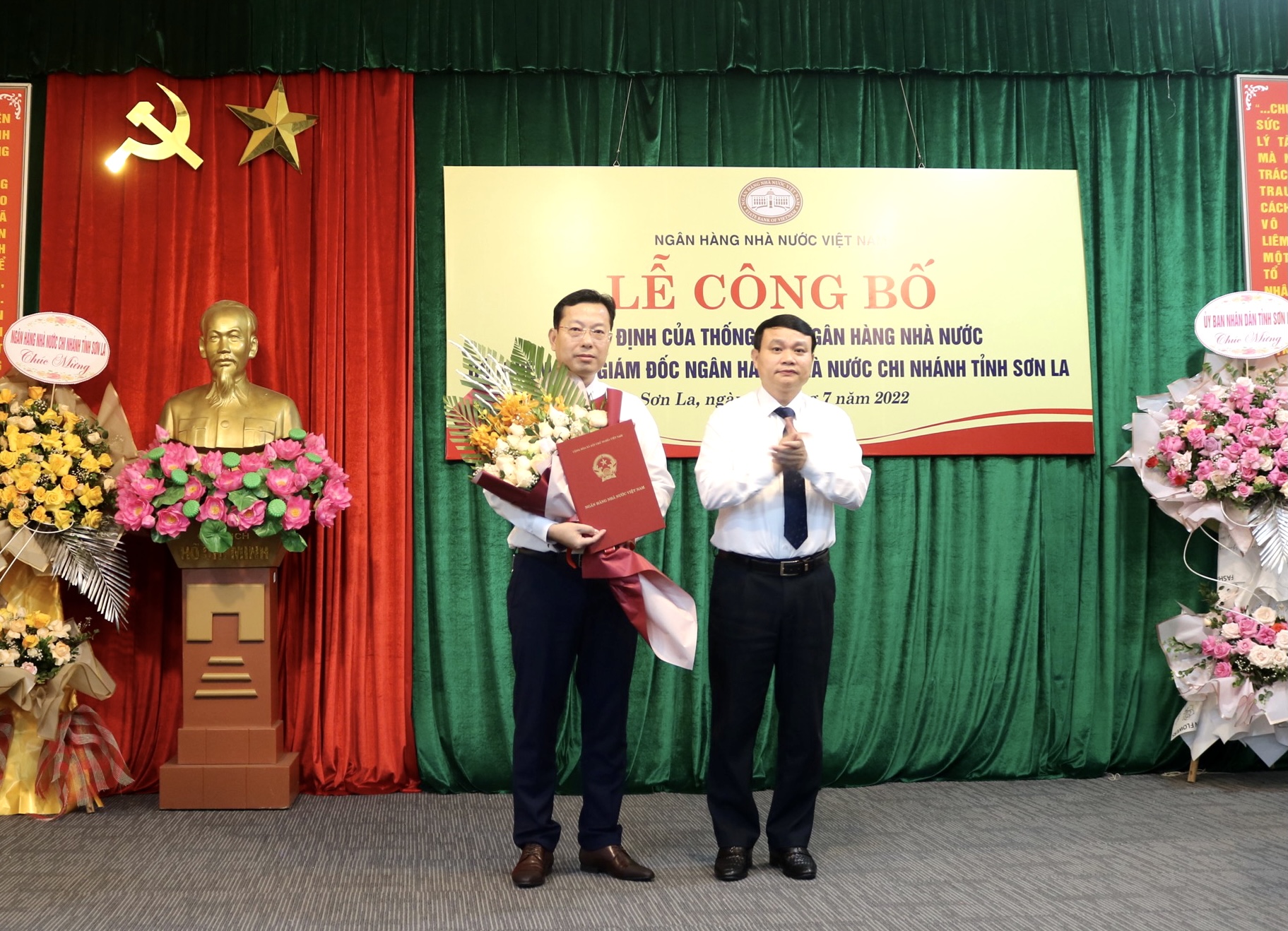 Đc Đặng Ngọc Hậu – Tỉnh ủy viên, Phó Chủ tịch Uỷ ban nhân dân tỉnh Sơn La trao Quyết định bổ nhiệm cho đồng chí Lê Cao Cường