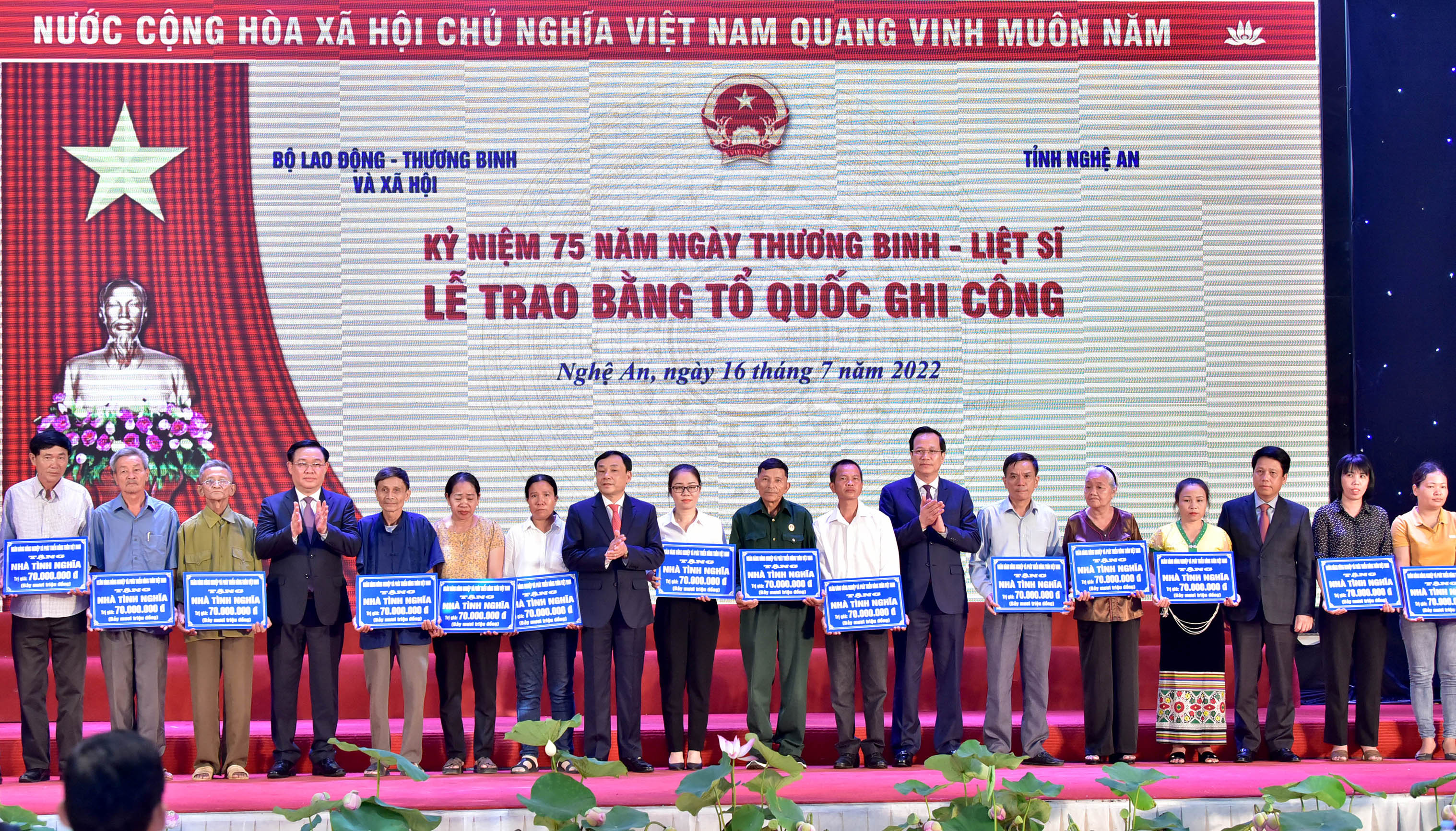 Chủ tịch Quốc hội Vương Đình Huệ cùng các đại biểu Trung ương trao kinh phí xây dựng 20 ngôi nhà tình nghĩa cho 20 gia đình người có công, thân nhân liệt sĩ