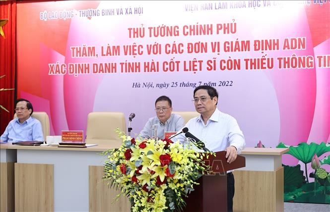 Thủ tướng Phạm Minh Chính phát biểu tại buổi làm việc với các đơn vị giám định ADN xác định danh tính hài cốt liệt sĩ.