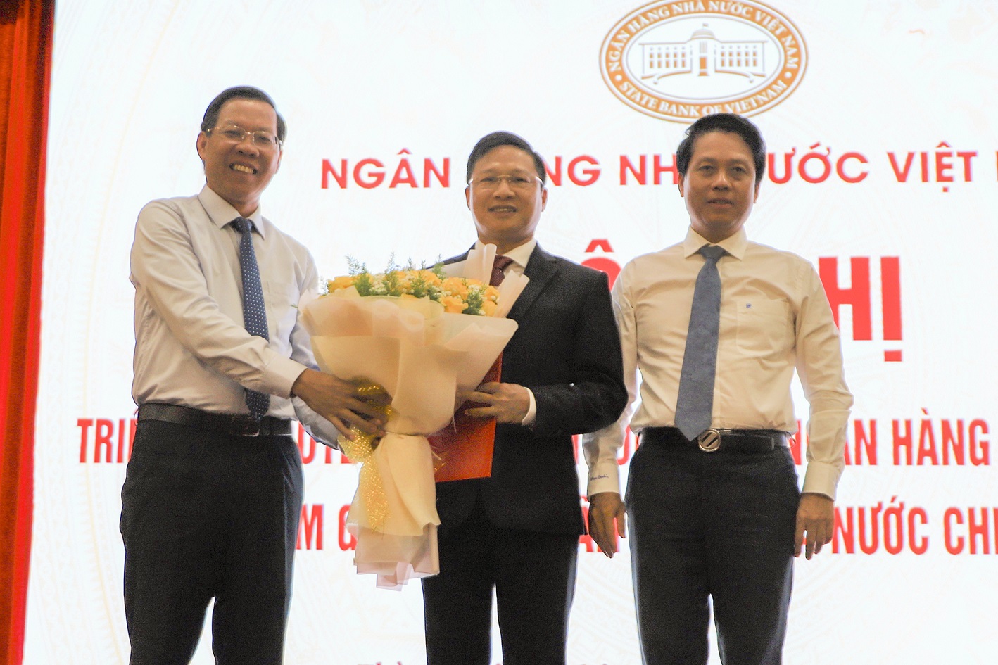 Ông Võ Minh Tuấn đón nhận Quyết định của Thống đốc NHNN