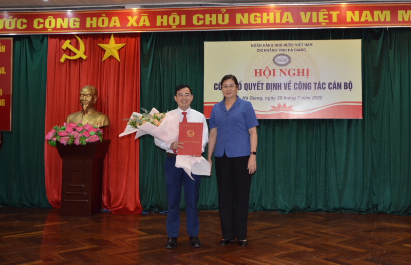 Ms. Ha Thi Minh Hanh, Vice Chairwoman of the Provincial People's Committee, hands over the Decision to and congratulates Mr. Nguyen Viet Long.
