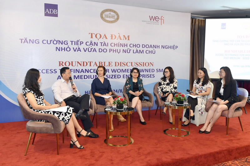 The panelists at the Roundtable Discussion.