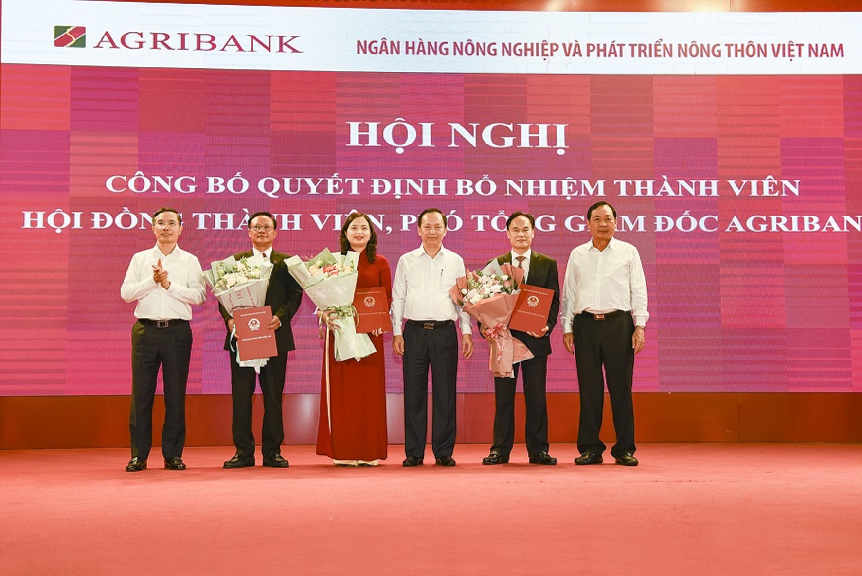 Các đồng chí được bổ nhiệm đón nhận Quyết định của Thống đốc NHNN