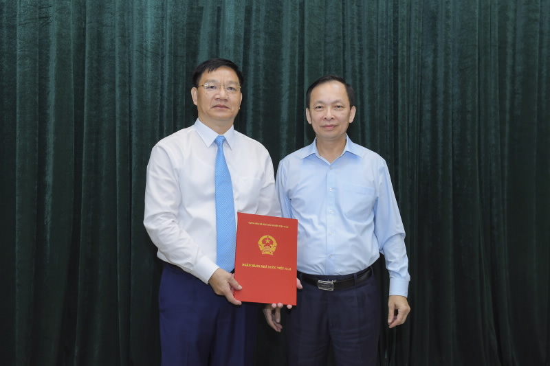 Deputy Governor Dao Minh Tu hands over the SBV Governor’s Appointment Decision to Mr. Le Van De