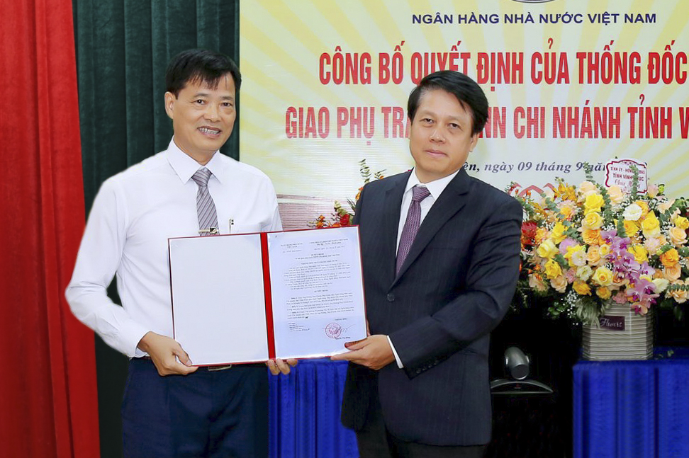 Phó Thống đốc NHNN Phạm Tiến Dũng trao Quyết định cho ông Hoàng Duy Chinh