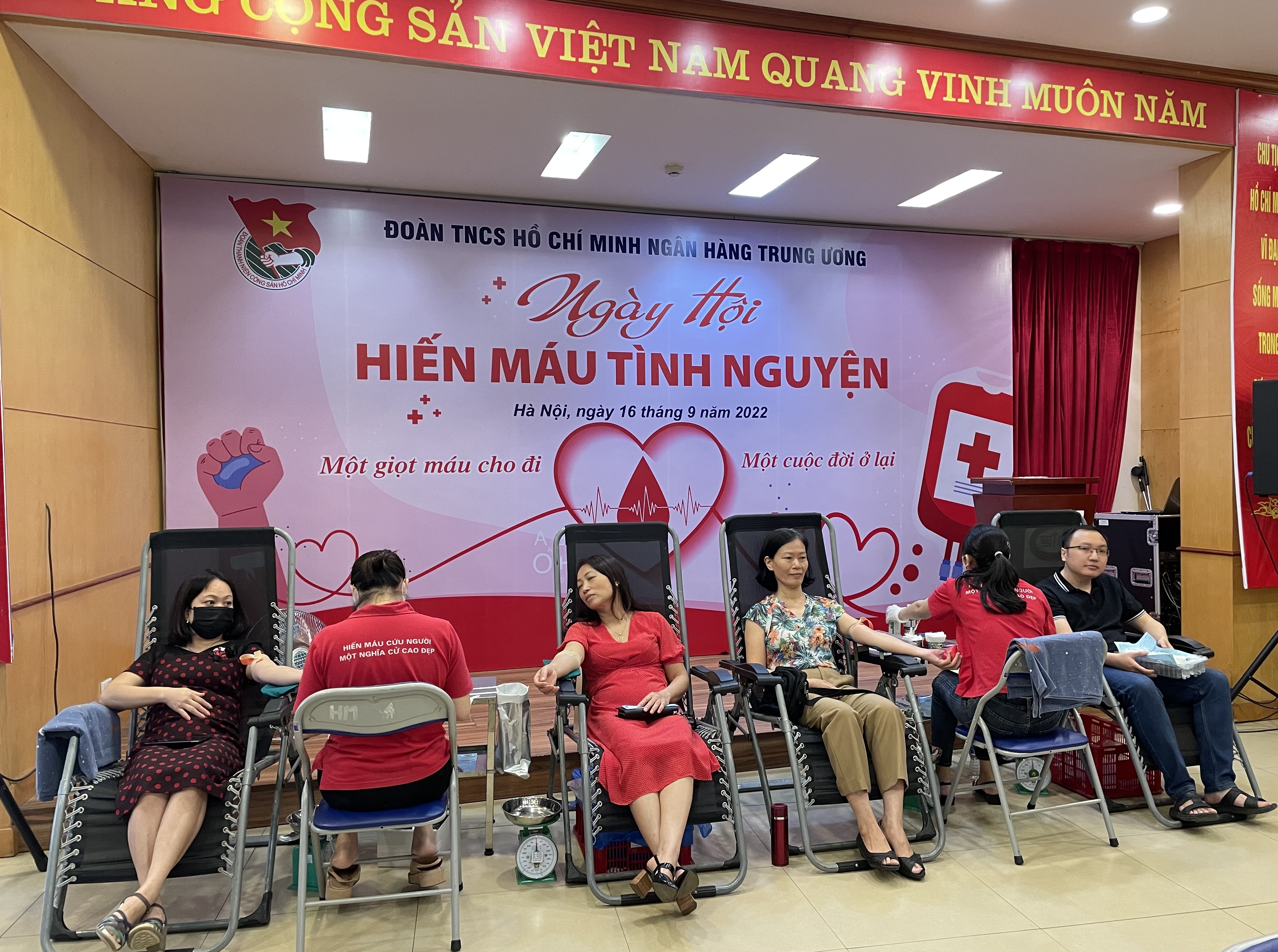 Cán bộ, công chức, đoàn viên thanh niên NHTW tham gia hiến máu tình nguyện. (Ảnh: LK)