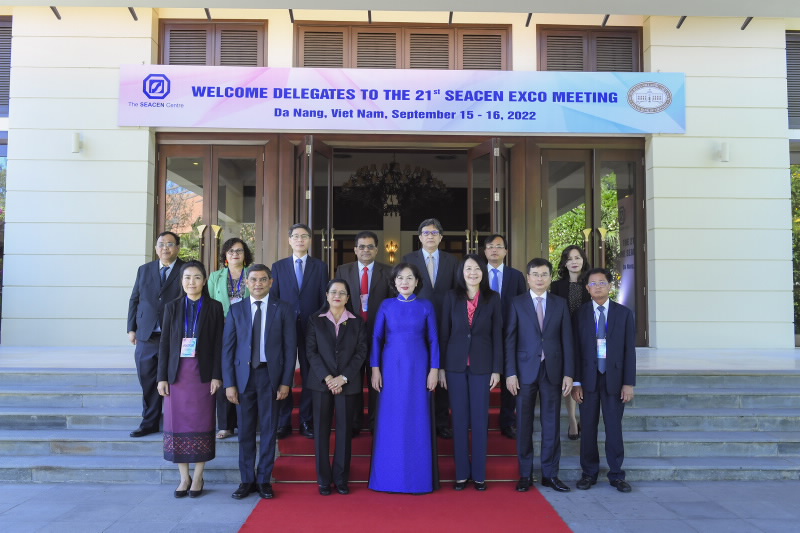Governor Nguyen Thi Hong takes photo with the SEACEN Director and the Heads of Delegations