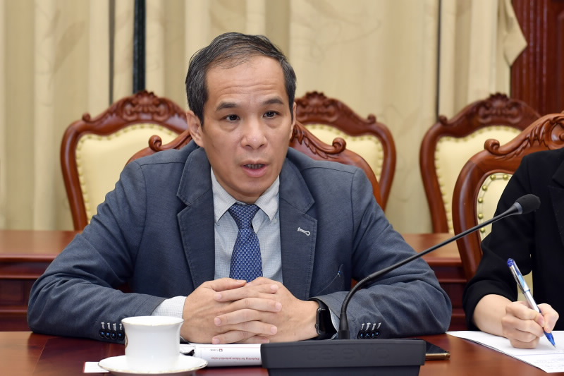 Deputy Governor Doan Thai Son speaks at the meeting