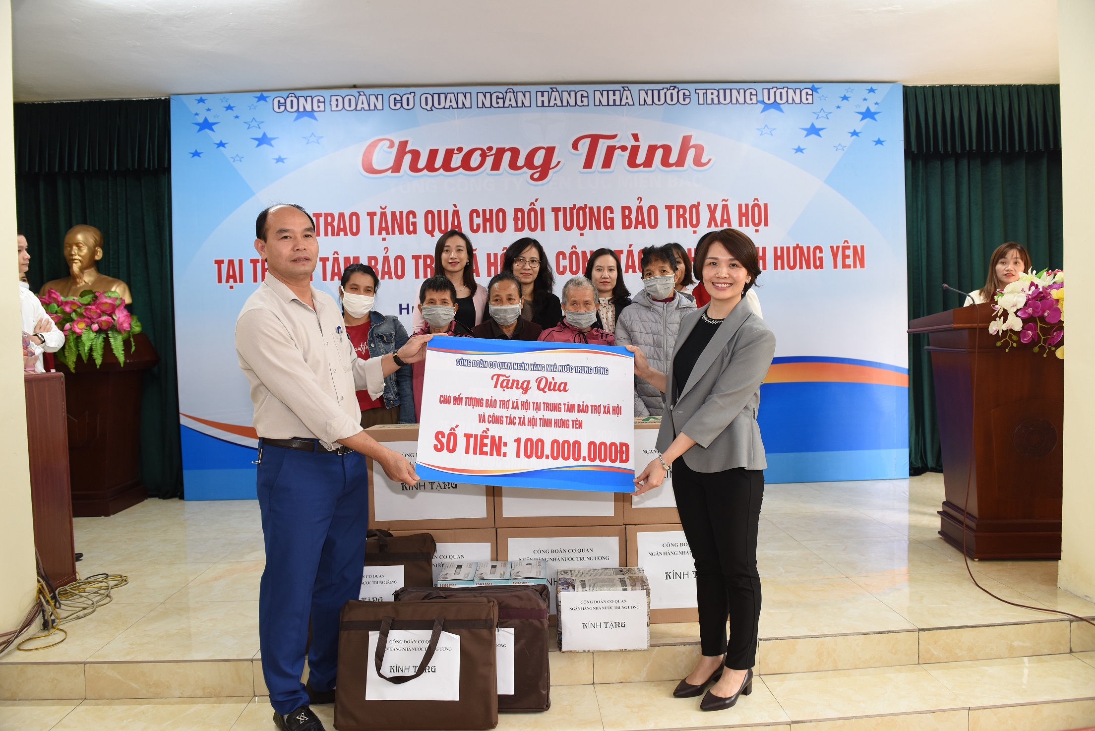 Đại diện Công đoàn NHNN TW tặng quà Trung tâm