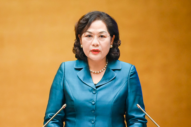 Thống đốc Ngân hàng Nhà nước Nguyễn Thị Hồng trình bày Tờ trình của Chính phủ về dự án Luật Phòng, chống rửa tiền (sửa đổi)