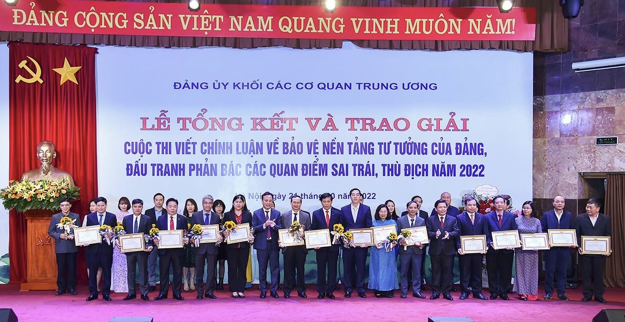 Đảng ủy cơ quan Ngân hàng Trung ương là 1 trong 15 đảng ủy trực thuộc Đảng ủy Khối các cơ quan Trung ương được Ban Tổ chức trao tặng Bằng khen vì đã có thành tích tổ chức tốt Cuộc thi