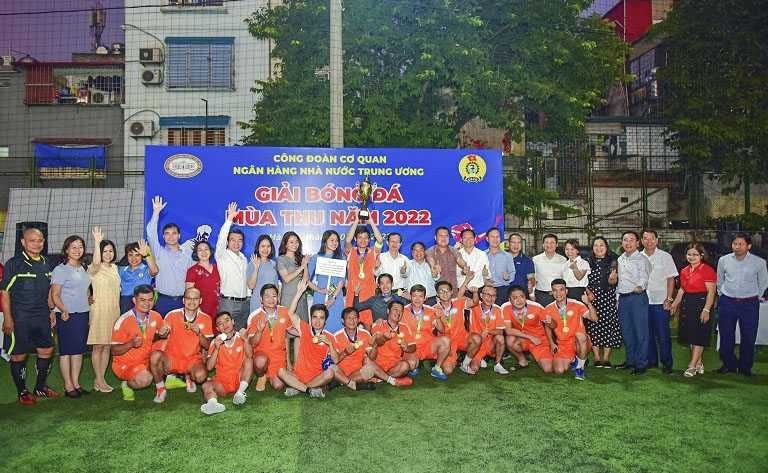 Bế mạc Giải bóng đá mùa thu 2022 và trao giải cho các đội bóng