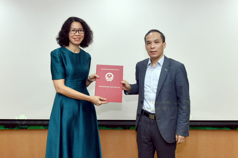 Deputy Governor Doan Thai Son hands over the SBV Governor’s Appointment Decision to Ms.Nguyen Thi Thu Huong