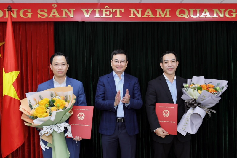 SBV Deputy Governor Pham Thanh Ha hands over Appointment Decisions to Mr. Dao Van Ha and Mr. Nguyen Phi Lan
