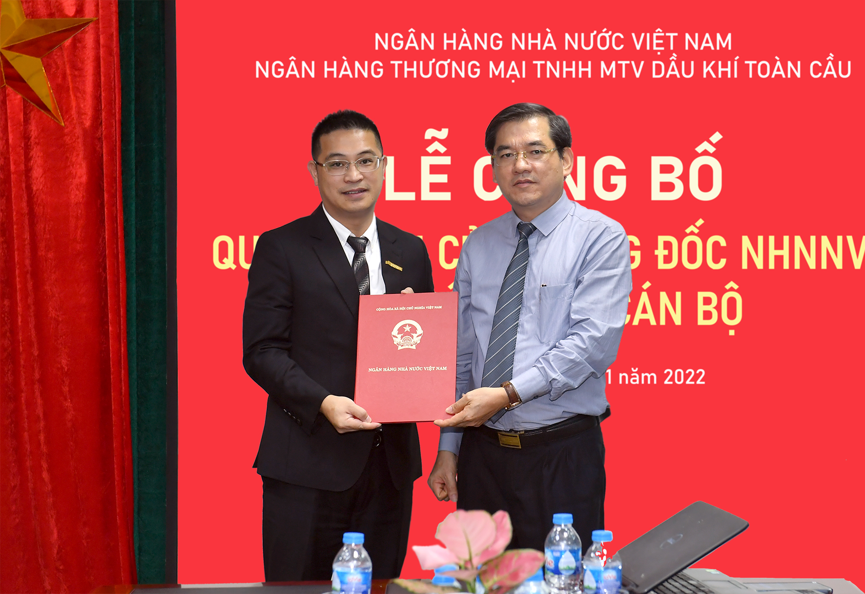 Đồng chí Đặng Văn Tuyên-Vụ trưởng Vụ Tổ chức cán bộ NHNN trao Quyết định bổ nhiệm cho ông Phạm Việt Hùng