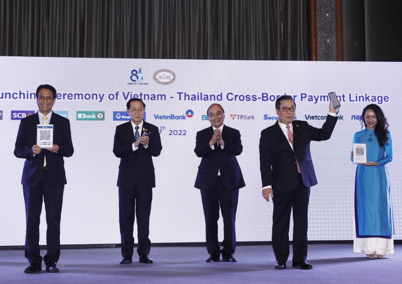 President Nguyen Xuan Phuc and Thailand’s Minister of Finance witness the official launching ceremony of Vietnam – Thailand cross-border payment linkage