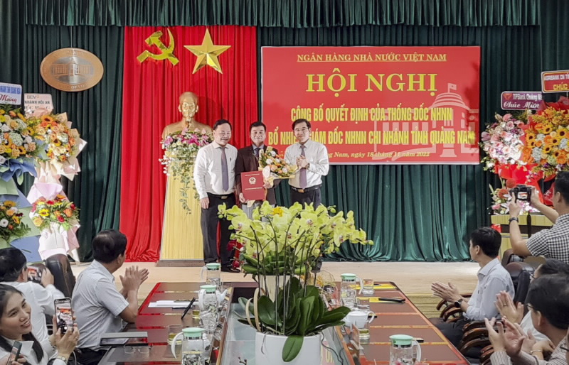 Mr. Dang Van Tuyen, Director General of the SBV Organization and Personnel Department, hands over the Decision to Mr. Pham Trong.