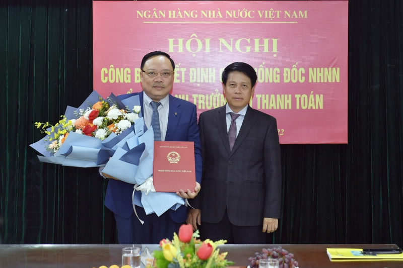 SBV Deputy Governor Pham Tien Dzung hands over the Appointment Decision to Mr. Pham Anh Tuan.