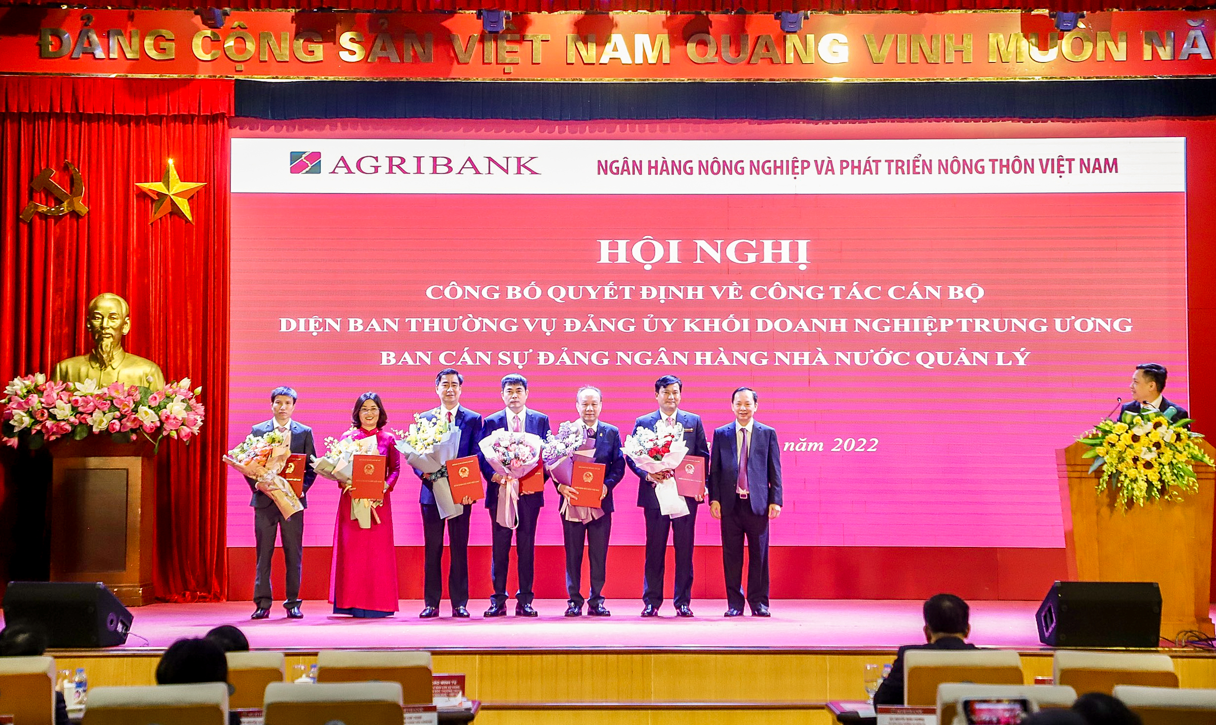 Phó Thống đốc thường trực Đào Minh Tú trao các Quyết định của Thống đốc cho các nhân sự được bổ nhiệm
