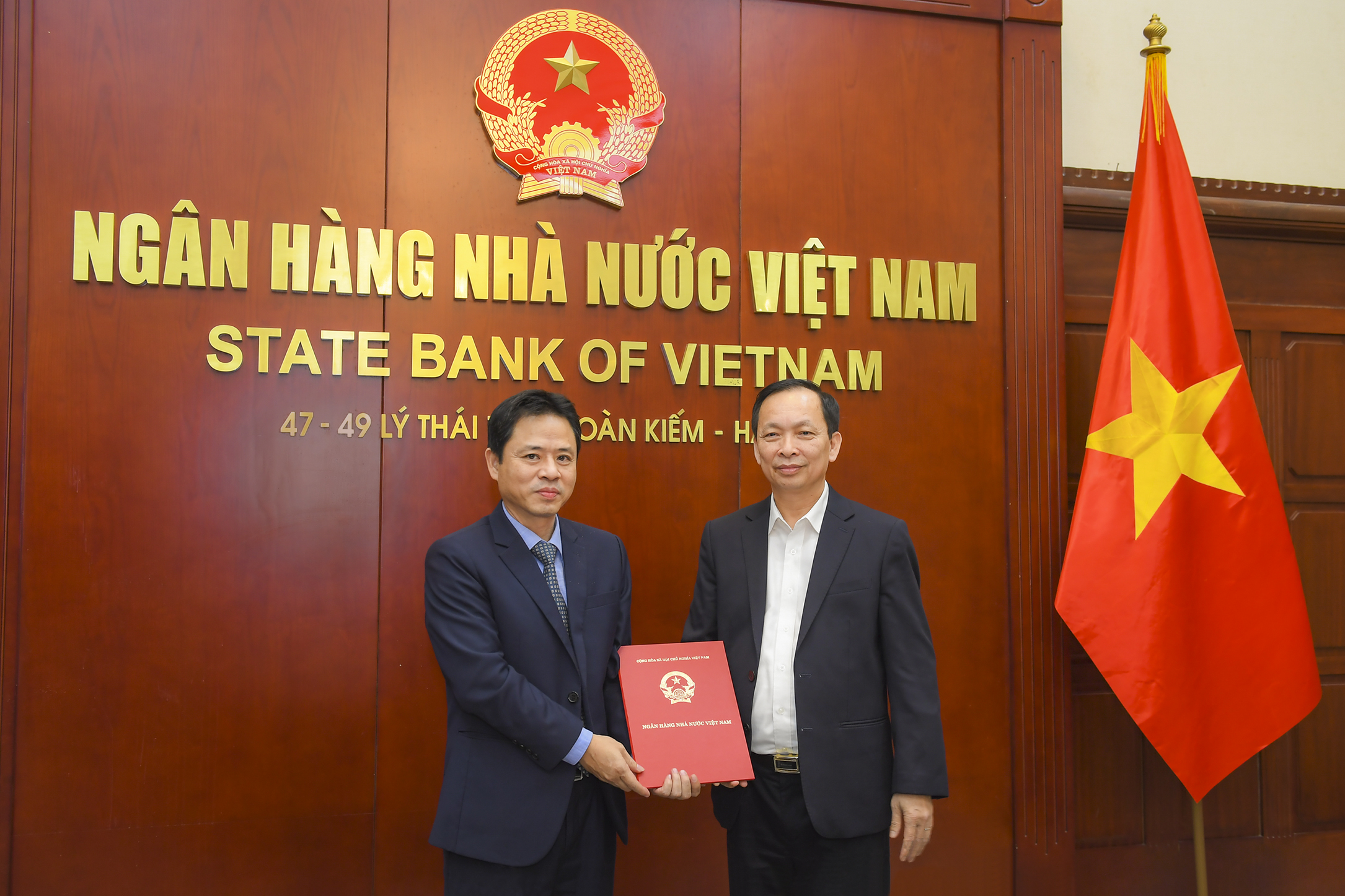 Phó Thống đốc Thường trực Đào Minh Tú trao Quyết định và chúc mừng đồng chí Nguyễn Xuân Hải