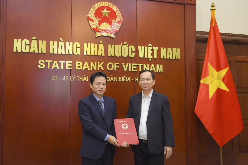 SBV First Deputy Governor Dao Minh Tu hands over the SBV Governor’s Assignment Decision to and congratulated Mr. Nguyen Xuan Hai.