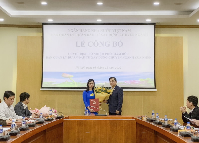 Mr. Dang Van Tuyen, Director General of the SBV Human Resources Department, hands over the SBV’s Appointment Decision to Ms. Doan Thi Ngoc Phuong