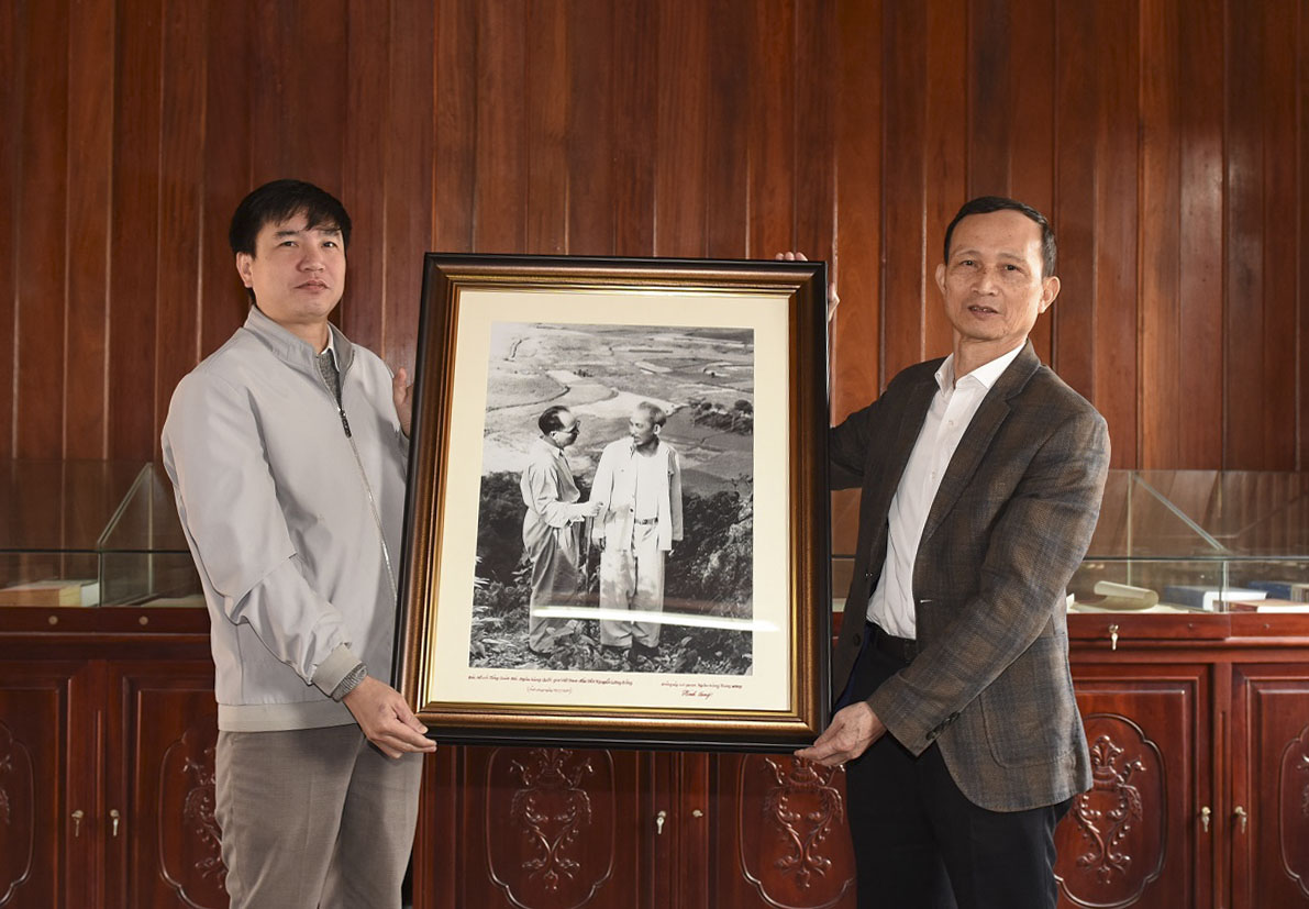 Đồng chí Trần Việt Bắc trao tặng bức ảnh "Bác Hồ với Phó Chủ tịch nước Nguyễn Lương Bằng"