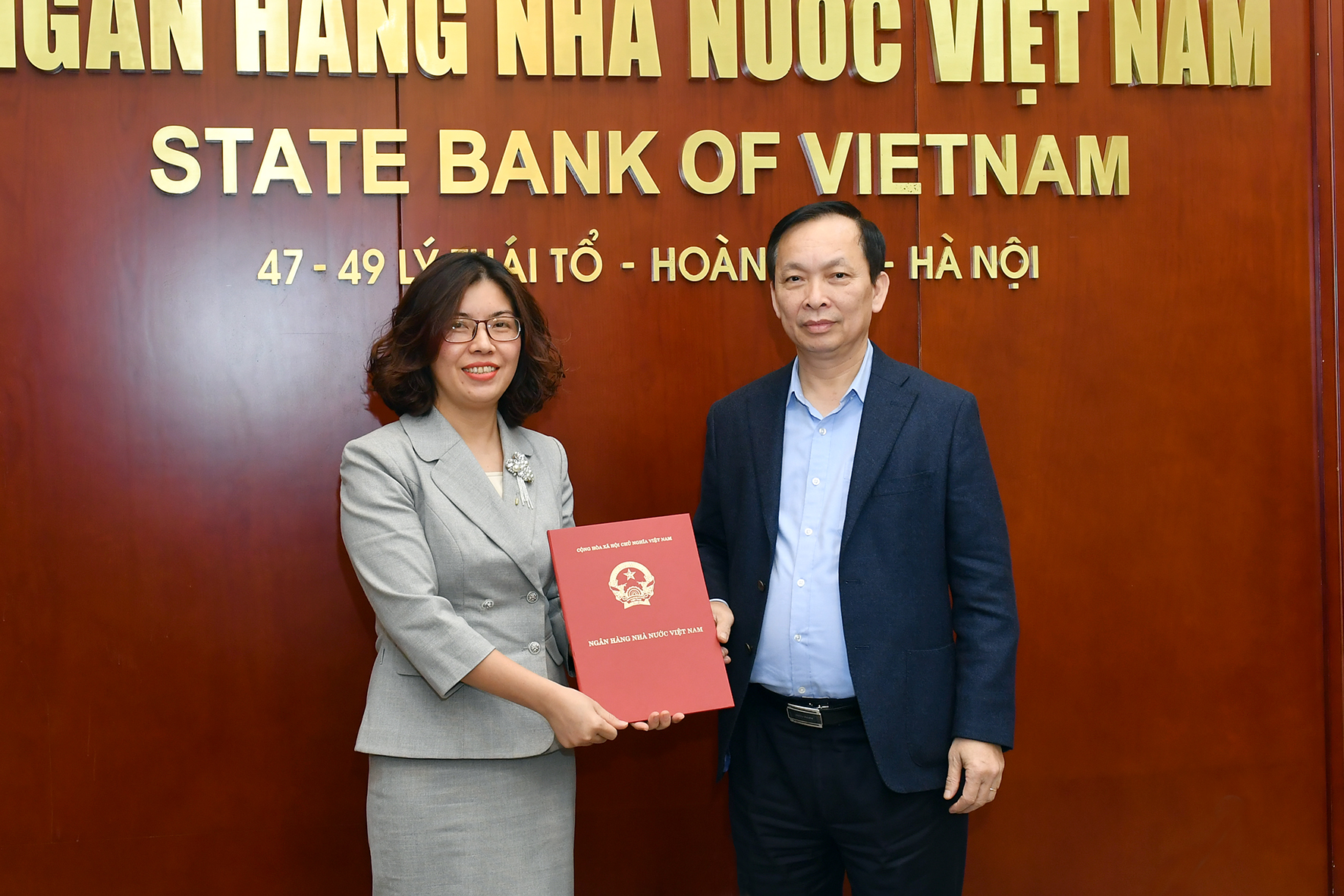 Phó Thống đốc Đào Minh Tú trao Quyết định bổ nhiệm cho bà Nguyễn Thị Thu Hương