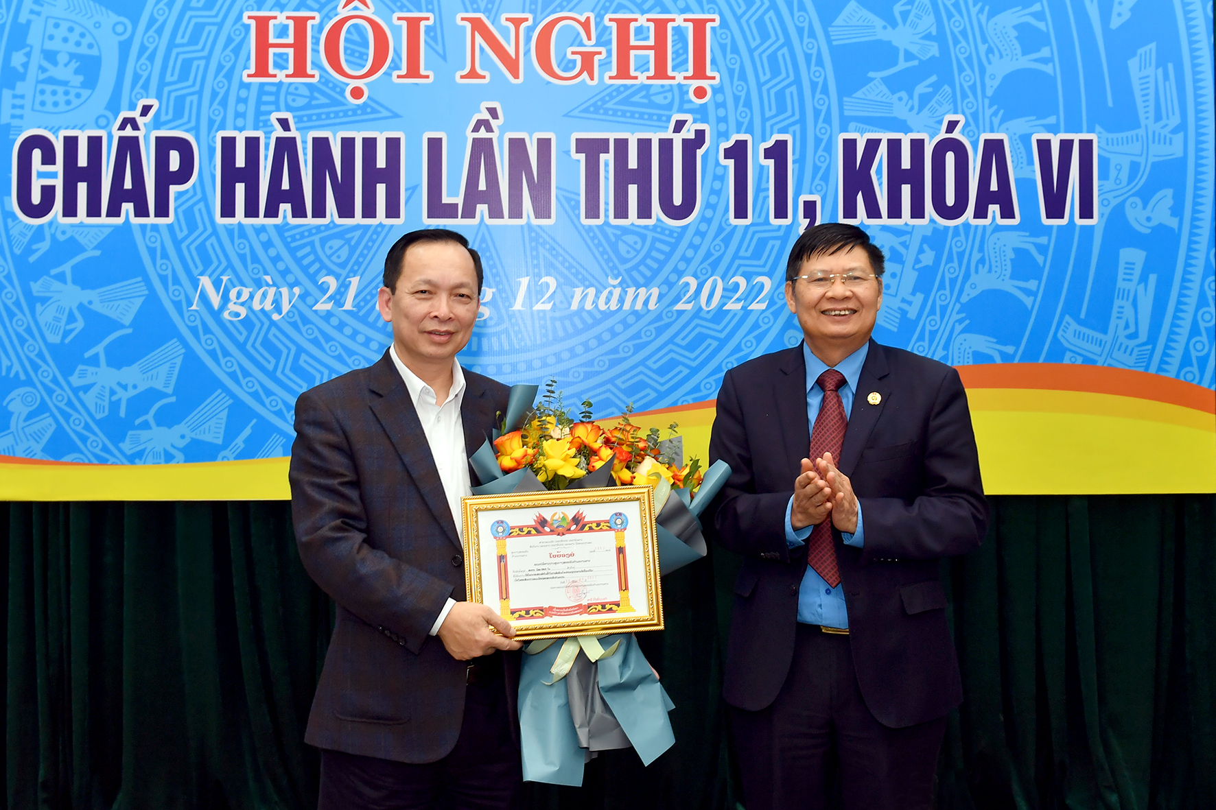 Phó Thống đốc Đào Minh Tú - Chủ tịch Công đoàn NHVN nhận Bằng khen của Công đoàn CHDCND Lào