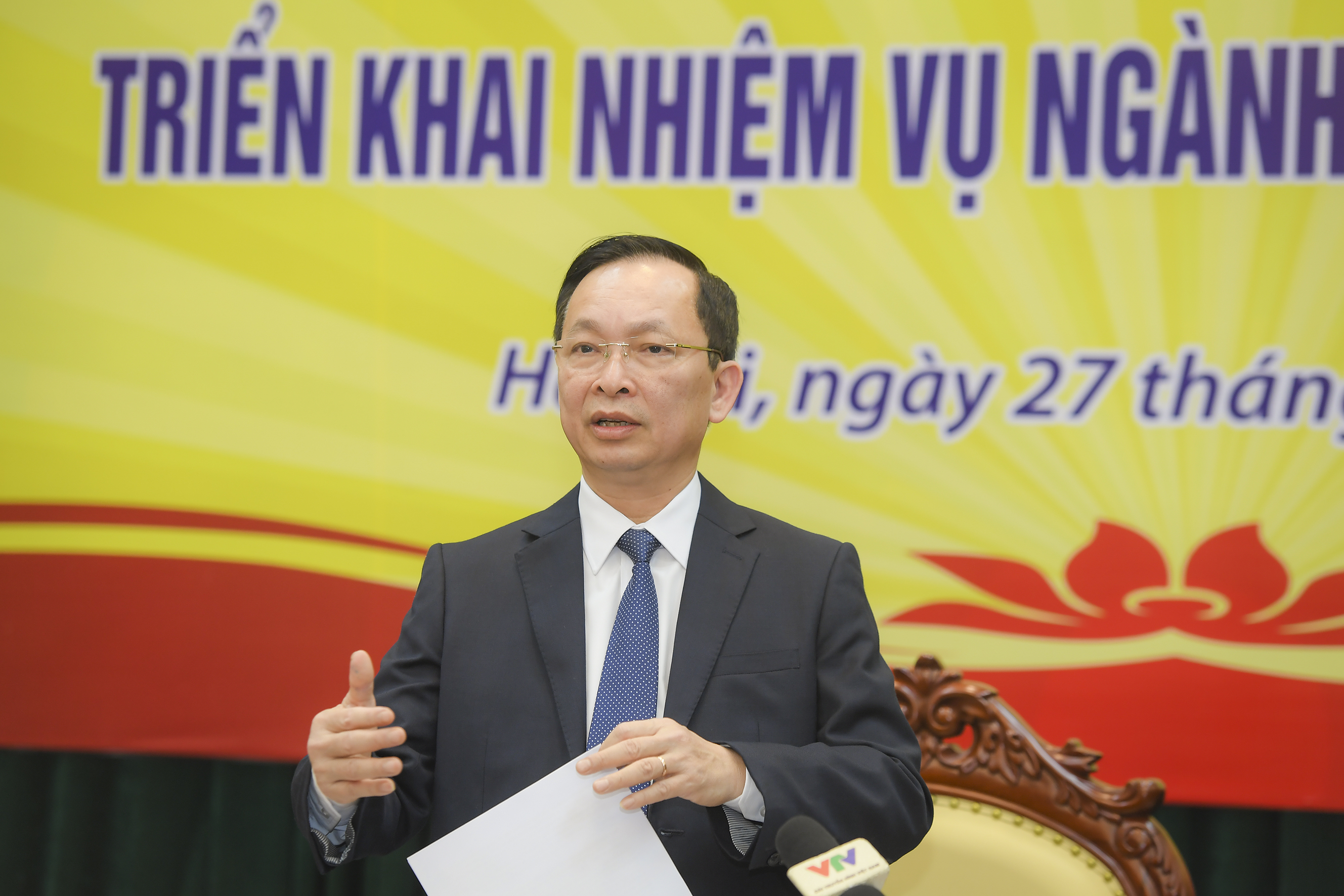 Phó Thống đốc Thường trực Đào Minh Tú phát biểu tại họp báo