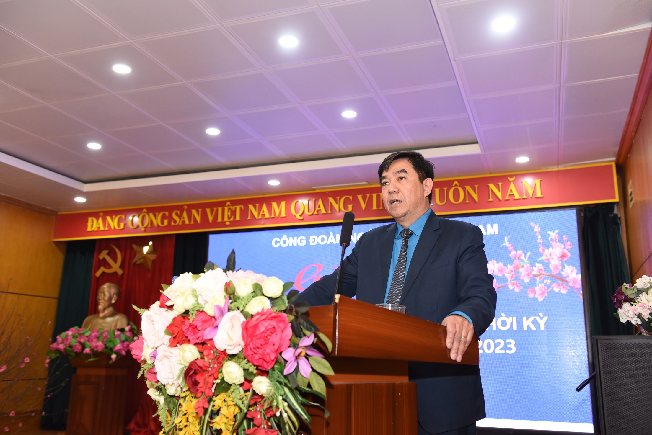 Phó Chủ tịch Công đoàn NHVN Trần Hồng Tuấn báo cáo hoạt động Công đoàn