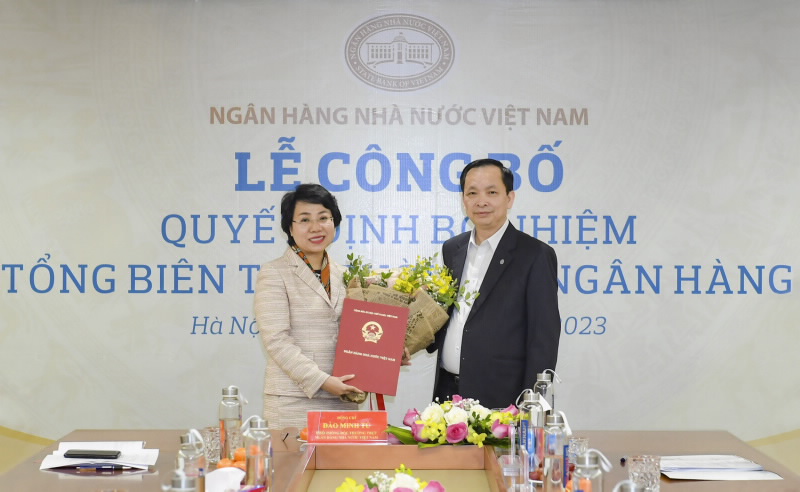 SBV First Deputy Governor Dao Minh Tu hands over the Appointment Decision to Mrs. Hoang Thanh Nhan.