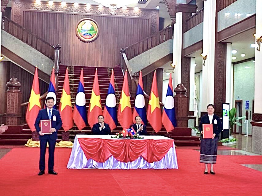 Phó Thống đốc NHNN Phạm Thanh Hà và Phó Thống đốc NHCHDCND Lào Vathana Dalaloy ký Bản ghi nhớ dưới sự chứng kiến của Thủ tướng Chính phủ hai nước.