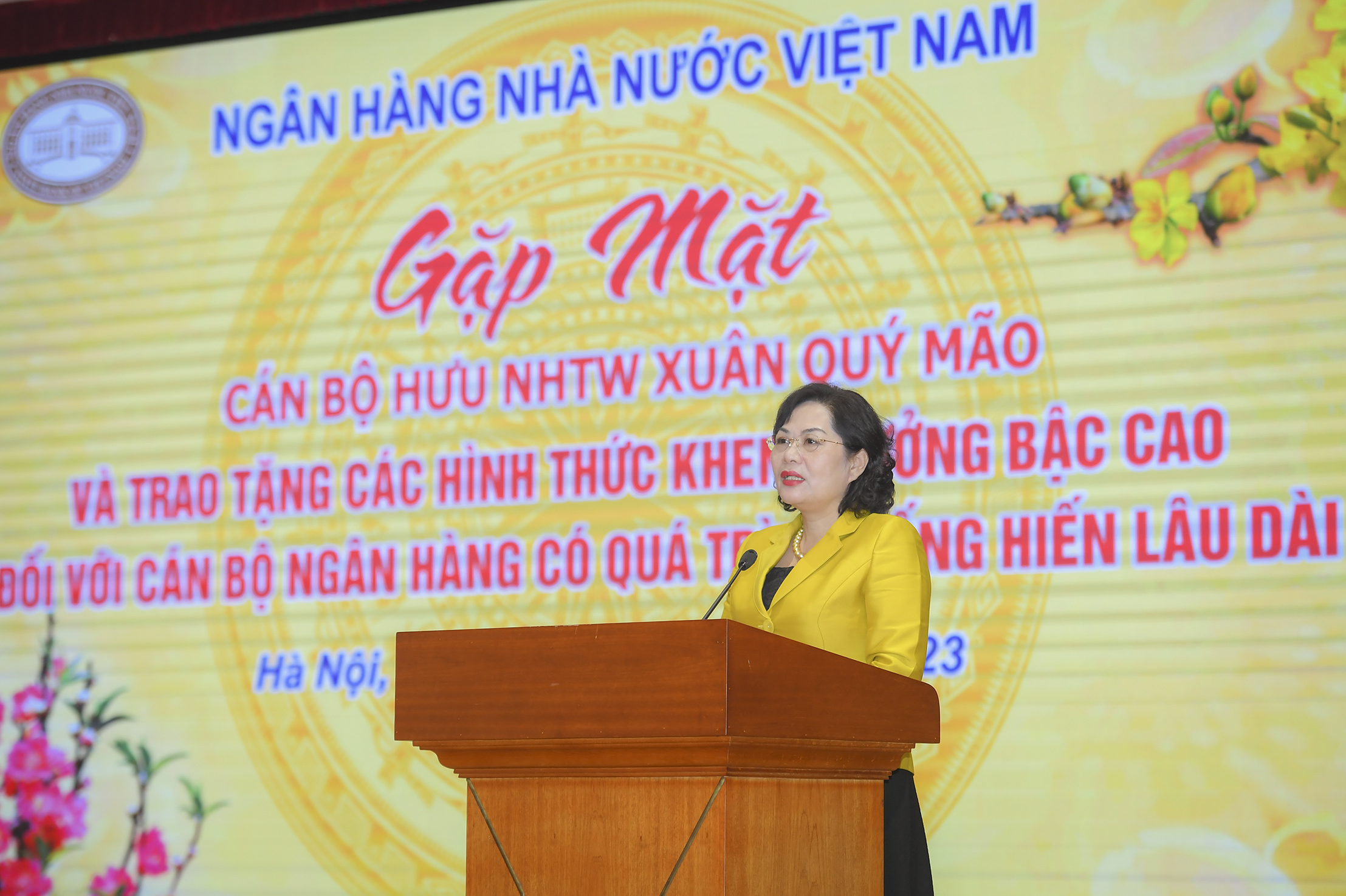 Thống đốc NHNN Nguyễn Thị Hồng phát biểu tại buổi gặp mặt