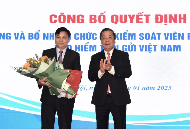 Deputy Governor Nguyen Kim Anh hands over the SBV Governor’s Appointment Decision to Mr. Nguyen Dinh Hien