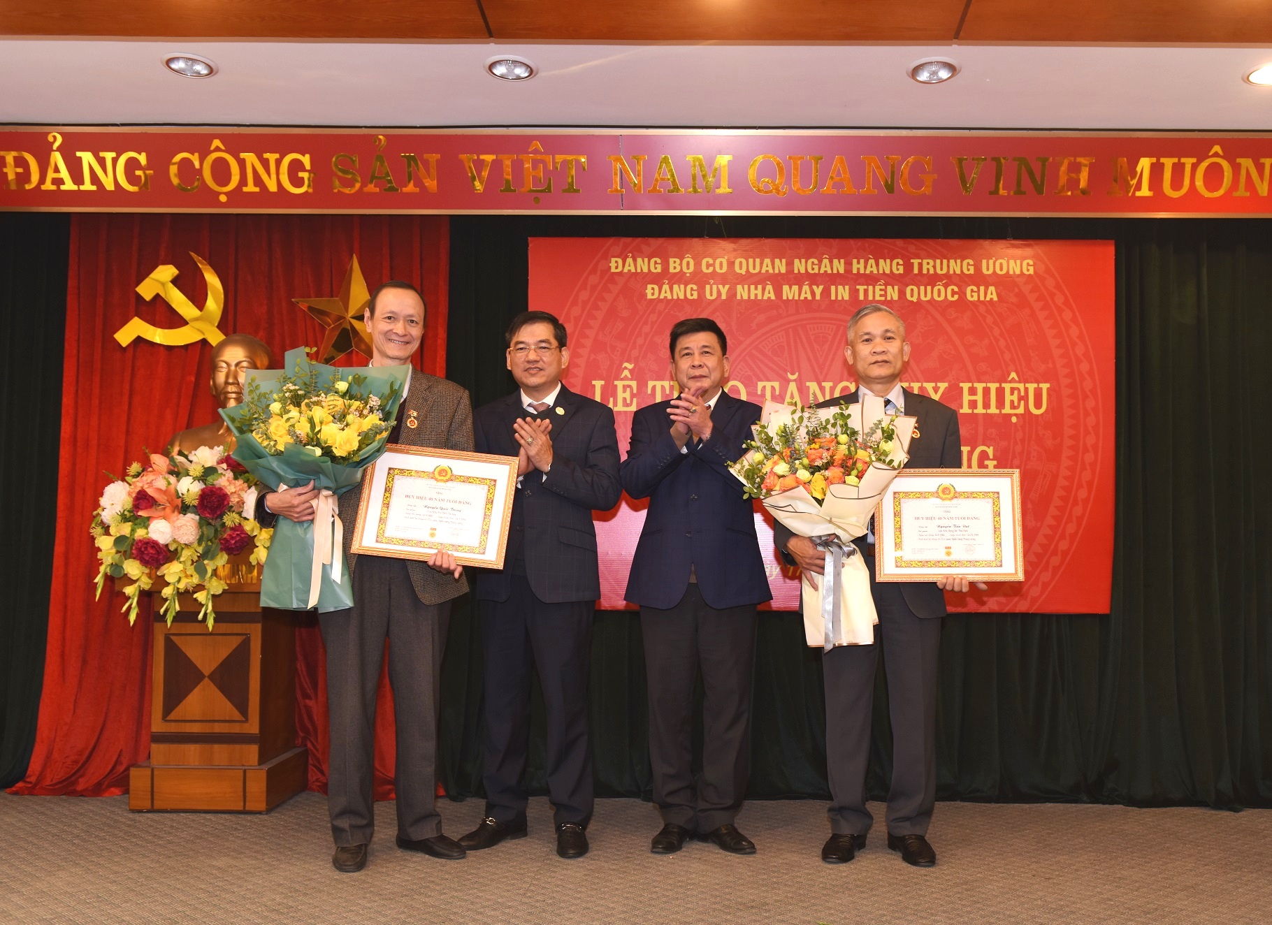 Các đảng viên đón nhận Huy hiệu 40 năm tuổi Đảng