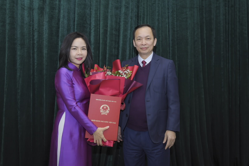 First Deputy Governor Dao Minh Tu hands over SBV’s Appointment Decision to Ms. Ha Thu Giang