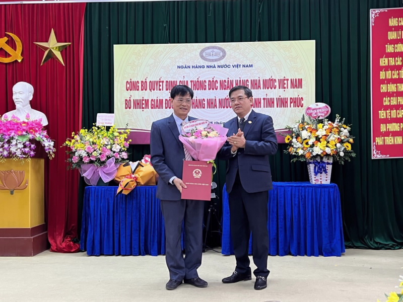Mr. Dang Van Tuyen, Director General of the SBV Organization and Personnel Department, hands over the SBV Governor’s Appointment Decision to Mr. Hoang Duy Chinh.