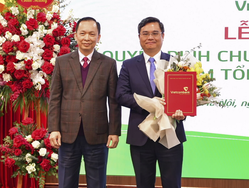 SBV First Deputy Governor Dao Minh Tu congratulates Mr. Nguyen Thanh Tung.