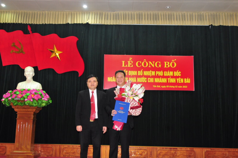 Mr. Nguyen Quang Dat, Director of the SBV – Yen Bai Provincial Branch, hands over the SBV Governor’s Appointment Decision to Mr. Dinh Trong Giang.
