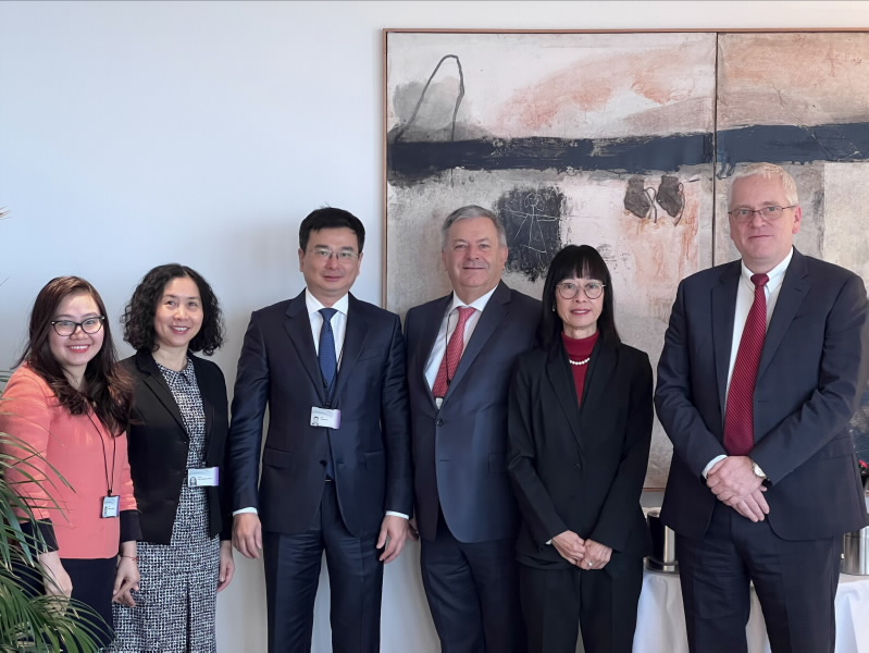 Deputy Governor Pham Thanh Ha had a meeting with Mr. Peter Zollner, Head of the BIS Banking Department
