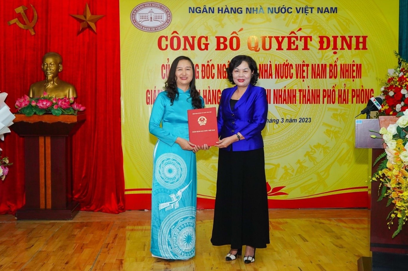 Thống đốc NHNN Nguyễn Thị Hồng trao Quyết định bổ nhiệm cho bà Nguyễn Thị Dung