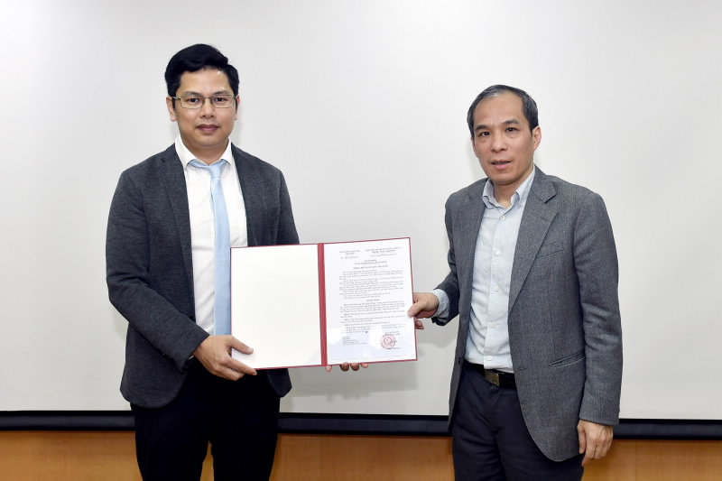 SBV Deputy Governor Doan Thai Son hands over the Appointment Decision to Mr. Mai Khanh Dzung.