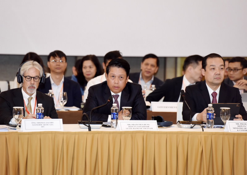 SBV Deputy Governor Pham Tien Dzung speaks at the Forum