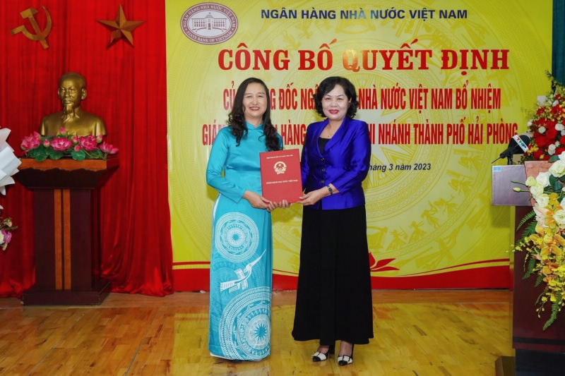 Governor Nguyen Thi Hong hands over the Appointment Decision to Mrs. Nguyen Thi Dzung.
