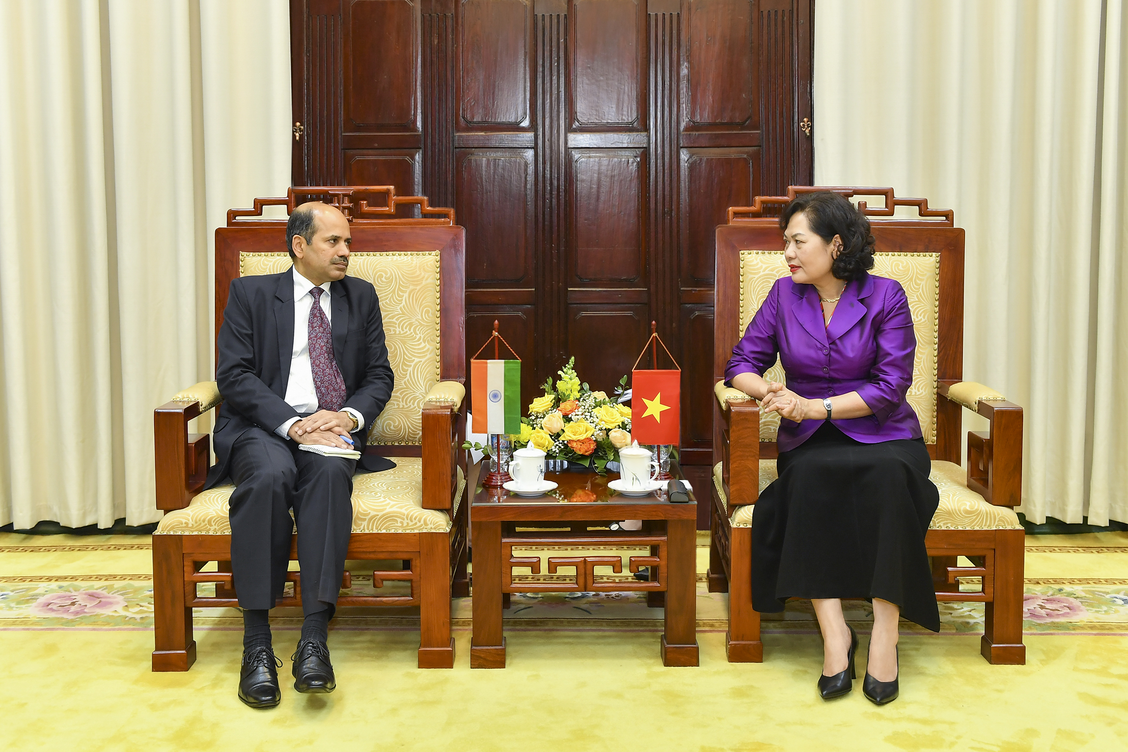 Governor Nguyen Thi Hong meets Indian Ambassador to Vietnam.