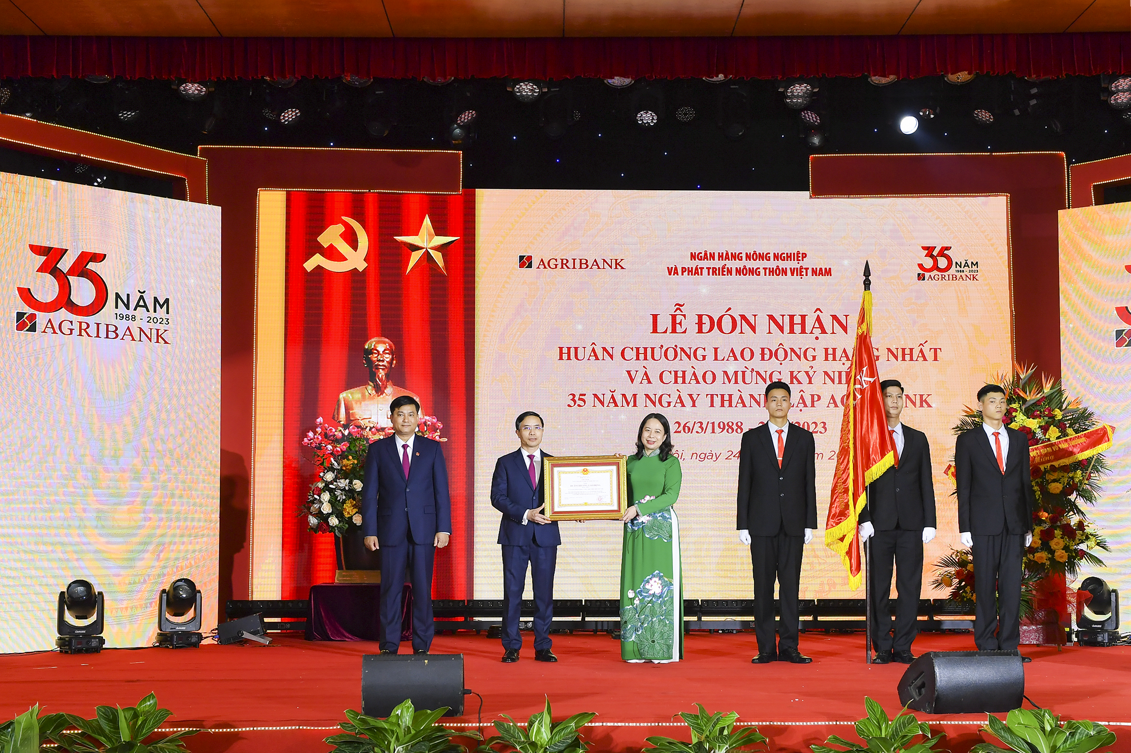 Phó Chủ tịch nước Võ Thị Ánh Xuân trao tặng tập thể Agribank Huân chương Lao động hạng Nhất